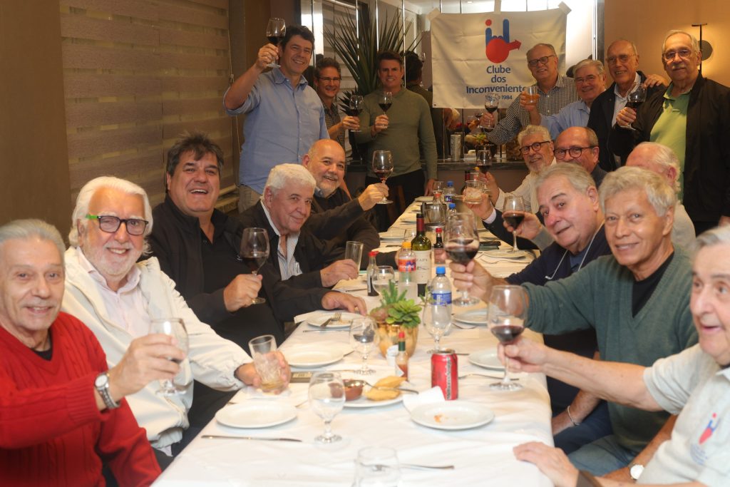 Clube dos Inconvenientes é celebração à vida e à amizade