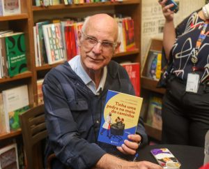 Tarde de autógrafos com Padre Júlio tem fila de dobrar a esquina