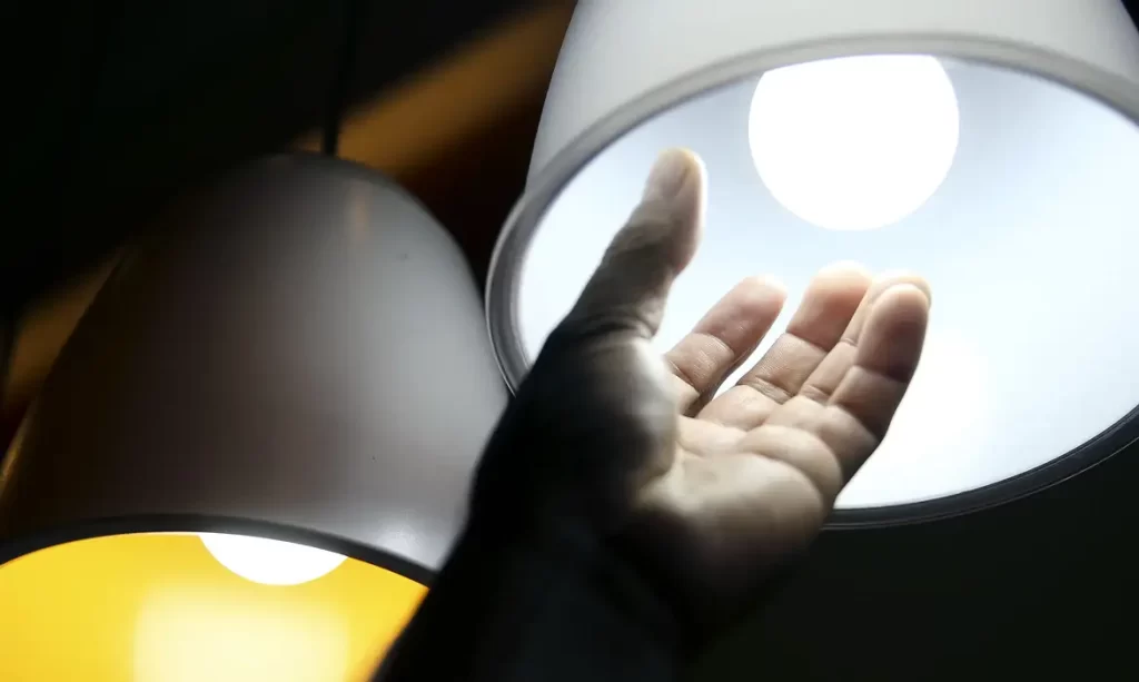 Bandeira vermelha mantém cobrança adicional nas contas de luz em julho