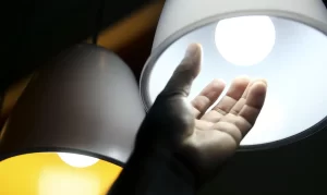 Bandeira vermelha mantém cobrança adicional nas contas de luz em julho