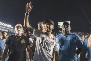 Santos assina contrato com Neymar até o final de 2025