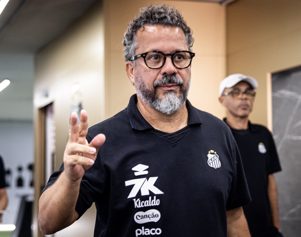 Alexandre Mattos confia em Cléber Xavier e vê evolução apesar dos resultados do Santos