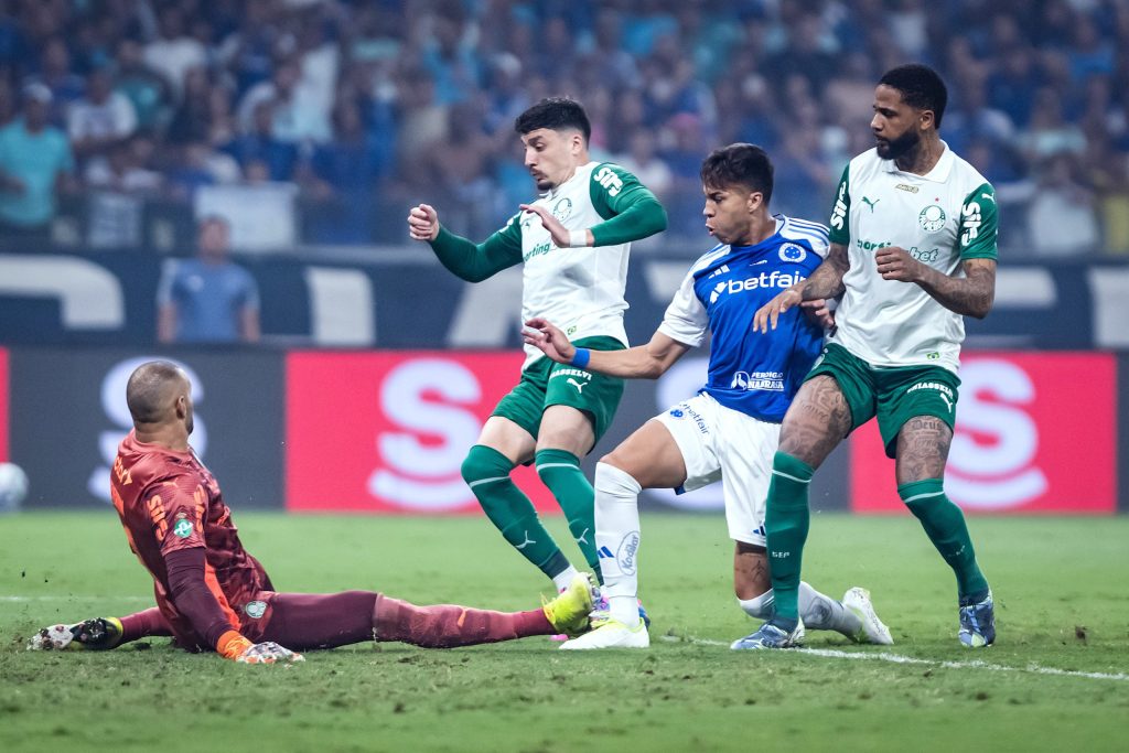 Palmeiras perde do Cruzeiro e deixa a ponta do Brasileiro em adeus melancólico antes do Mundial