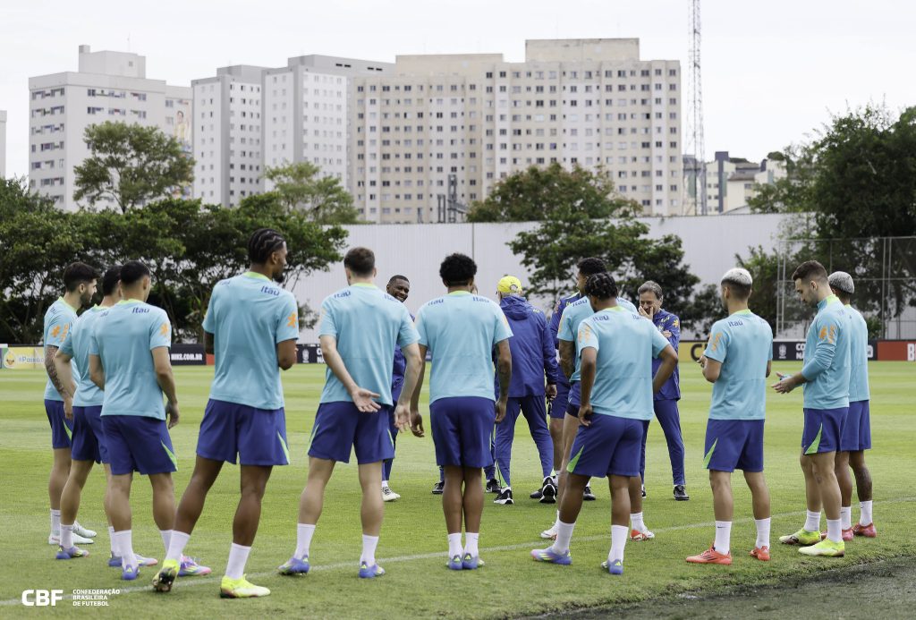 Brasil realiza treino no CT do Corinthians debaixo de chuva e com dúvida no ataque