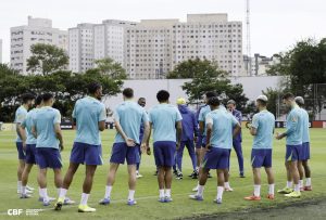 Brasil realiza treino no CT do Corinthians debaixo de chuva e com dúvida no ataque