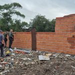 Operação derruba construções e encontra aves feridas após rinhas no Sítio Conceiçãozinha