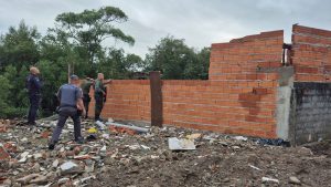 Operação derruba construções e encontra aves feridas após rinhas no Sítio Conceiçãozinha