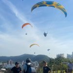 Doação de sangue dá desconto em voo de parapente no Guarujá
