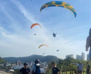 Doação de sangue dá desconto em voo de parapente no Guarujá