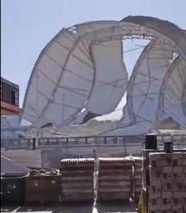 Fortes ventos derrubam cobertura de arena de eventos, em Bertioga