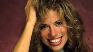 Carly Simon chega aos 82 anos com muita força e personalidade