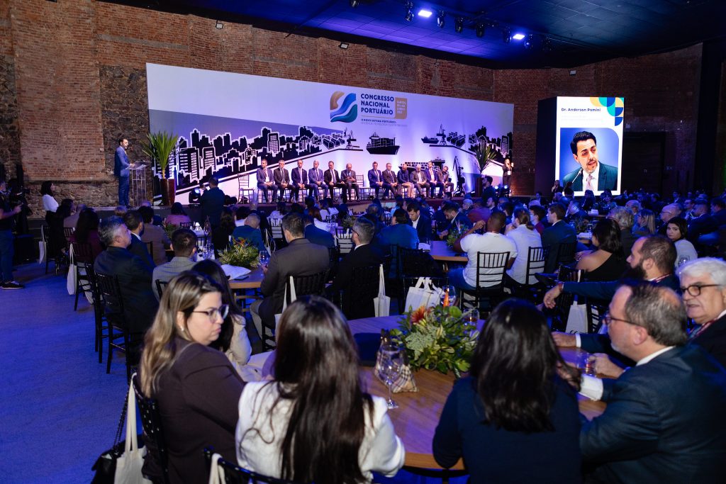 Prefeito de Guarujá cobra agilidade em obras de infraestrutura