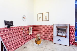Artista santista une mármore e design em exposição surrealista