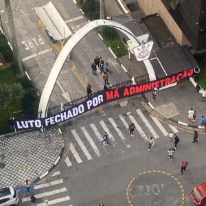 Organizadas do Corinthians invadem Parque São Jorge