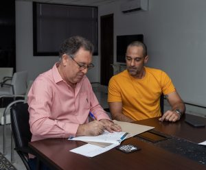 Santos FC inicia parceria ambiental com ação de limpeza na praia
