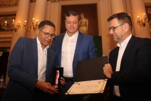 Com emoção, Escritório Consular de Portugal recebe maior honraria de Santos