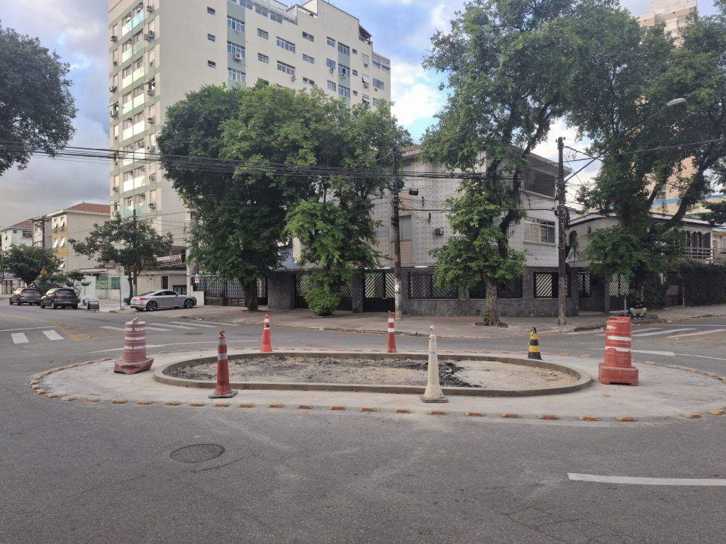 Santos implanta primeira rotatória com ilha de chuva