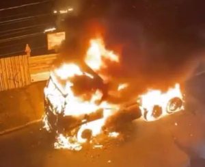 Incêndio destrói caminhão e danifica fiação em Praia Grande
