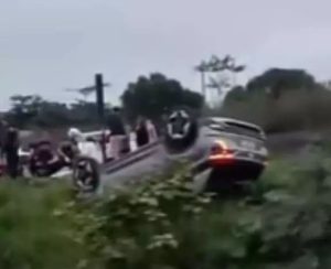 Carro capota em rodovia de Mongaguá e deixa mulher e criança feridas