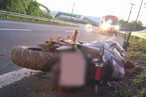 Motociclista morre após bater em guard-rail e ser arremessado em Guarujá