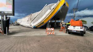 Ventania derruba cobertura de posto em Praia Grande