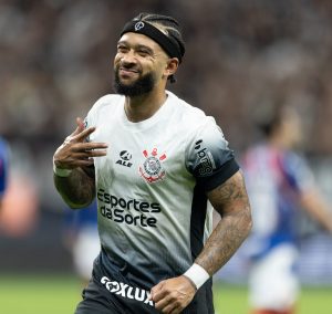 Memphis Depay notifica o Corinthians e cobra R$ 6 milhões do clube