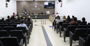 Vereadores aprovam projetos que criam cargos e aumentam despesas