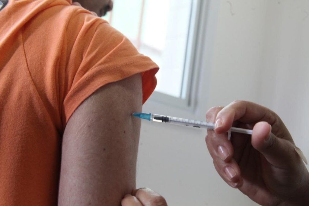 Santos já aplicou mais de 100 mil doses de vacinas contra a gripe