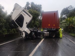 Carreta colide em mureta e causa bloqueio total na Anchieta