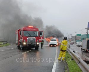 Carro pega fogo na Via Expresso Sul, em Praia Grande
