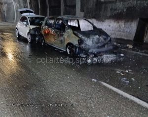 Carro pega fogo após engavetamento na Imigrantes