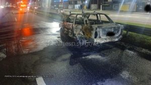 Carro pega fogo e bloqueia pista da Via Expressa Sul, em PG