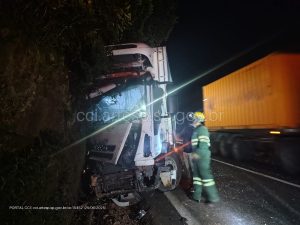 Carreta tem pane nos freios e causa acidente na Via Anchieta