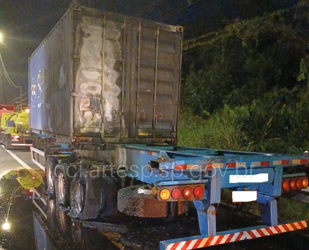 Carreta carregada de glicerina pega fogo na Cônego
