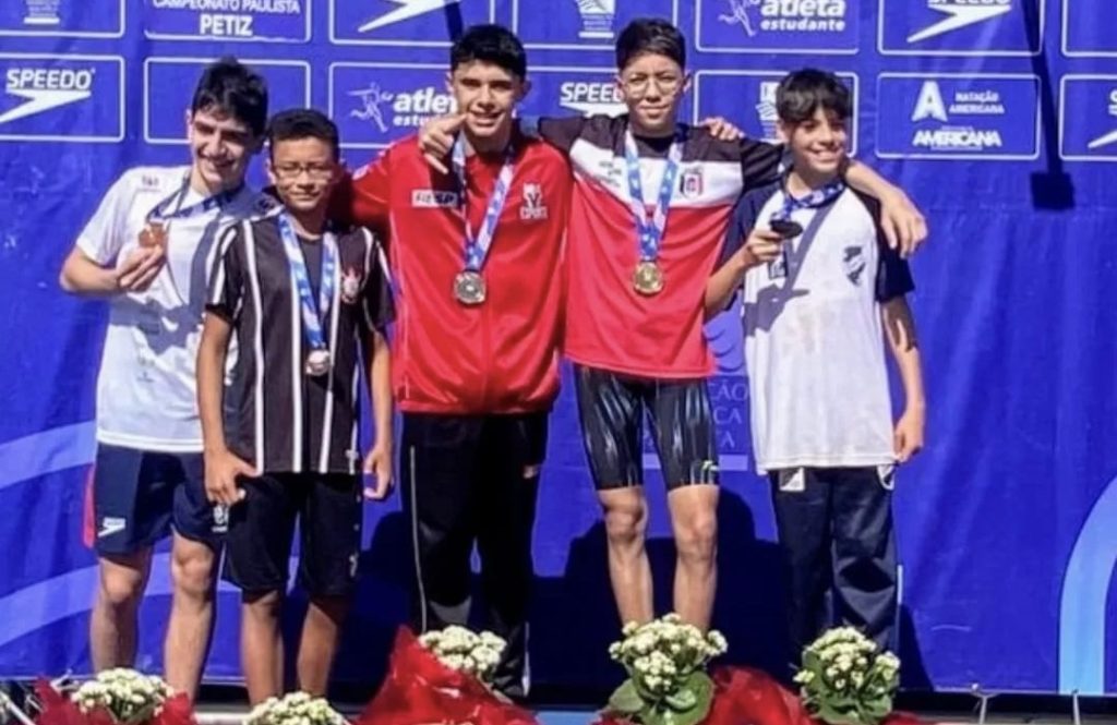 Vinícius Melo conquista três medalhas de ouro no Paulista petiz de natação