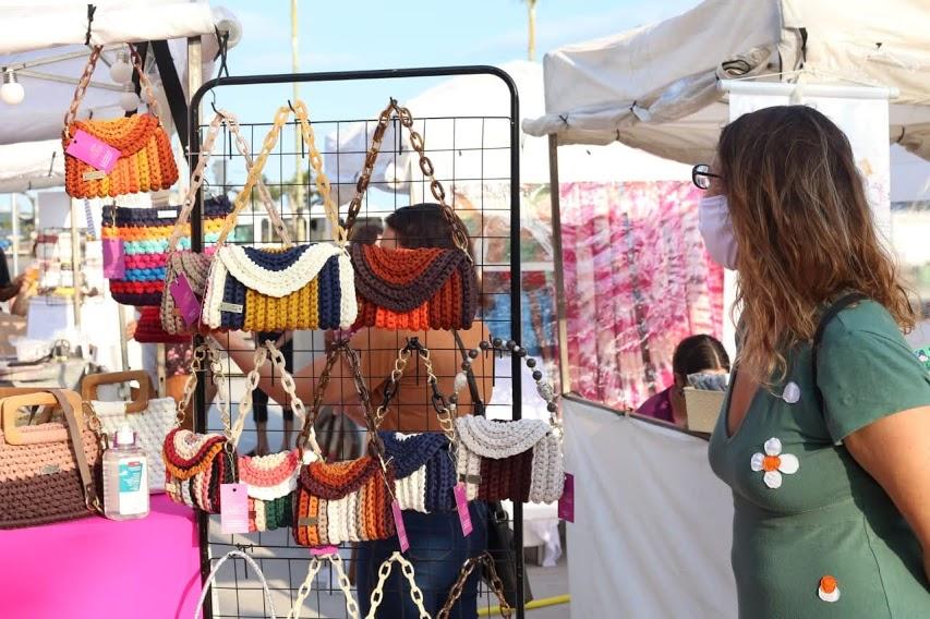 Clima junino invade feira criativa na Ponta da Praia, em Santos