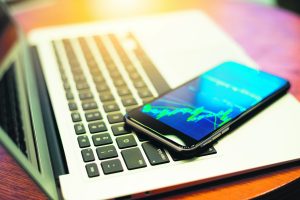 Jovens da Geração Z: bancos pelo celular e ousadia nos investimentos