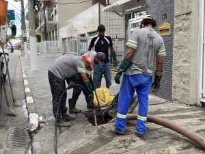 São Vicente usa teste de fumaça para fiscalizar rede de esgoto e identifica despejo irregular