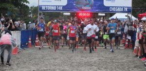 Corrida reúne mais de 2 mil pessoas na faixa de areia de Santos