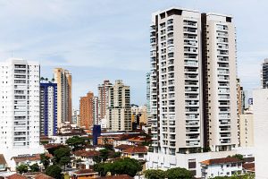 Taxa de juros freia vendas de imóveis e impulsiona locações na Baixada