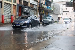 Baixada Santista recebe alerta para temporal