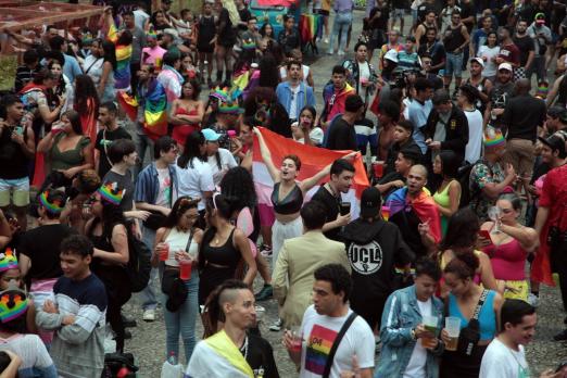 Parada LGBT+ de Santos destaca envelhecimento com orgulho