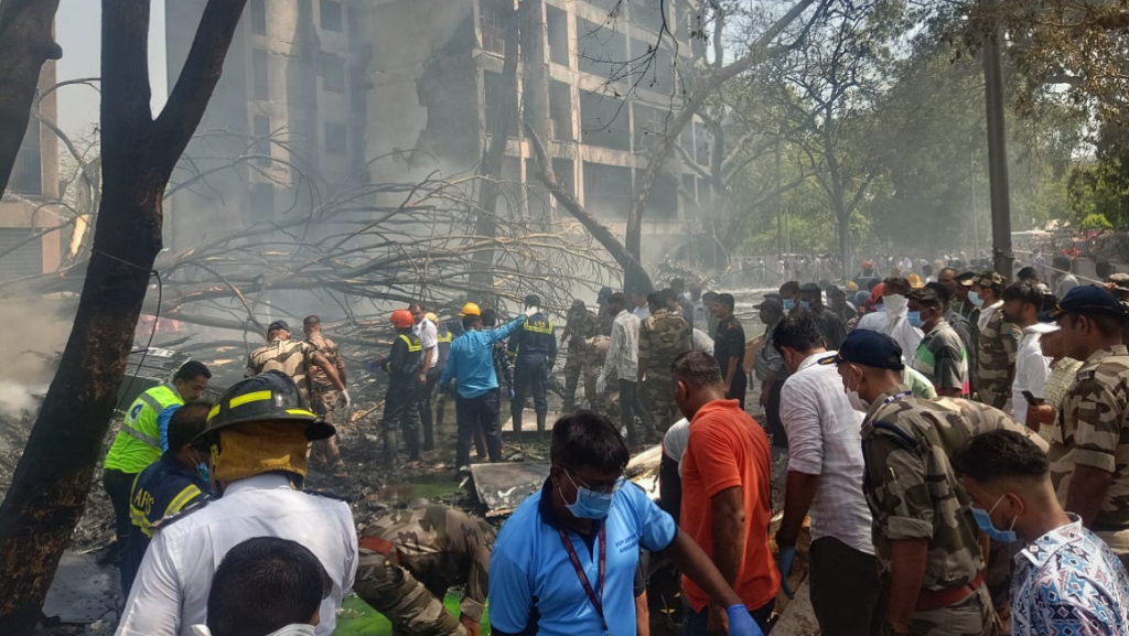 Avião cai na Índia com 242 a bordo; polícia confirma mais de 200 mortos