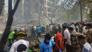 Avião cai na Índia com 242 a bordo; polícia confirma mais de 200 mortos