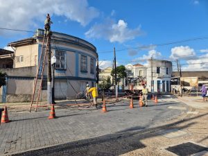 Rua ganha iluminação com fiação subterrânea