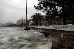 Baixada tem alerta para mar agitado, maré alta e chuvas fortes a partir de domingo