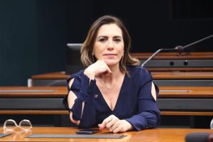 Deputada pede “retratação” sobre votação do aumento no Congresso