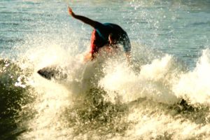 Campeonato Santista de Surf reúne mais de 80 atletas no Novo Quebra-Mar
