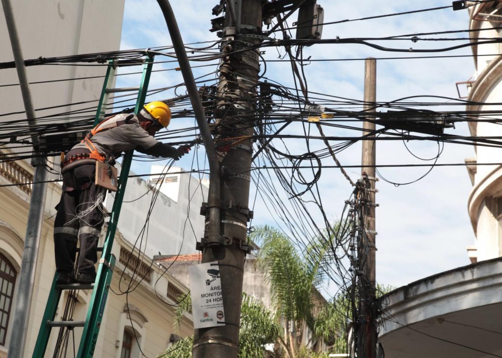 Prefeitura e CPFL iniciam retirada de cabos irregulares no Centro Histórico