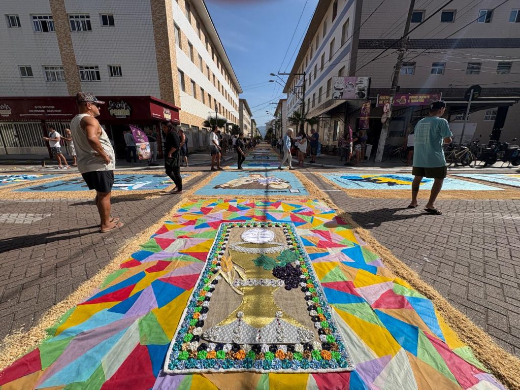 Tradicionais tapetes de Corpus Christi celebram a fé pela arte